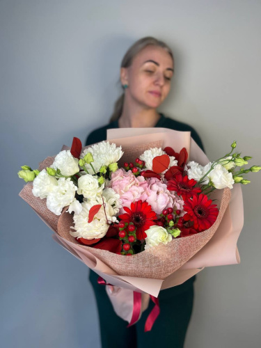 Букет"Алые паруса" с хризантемой